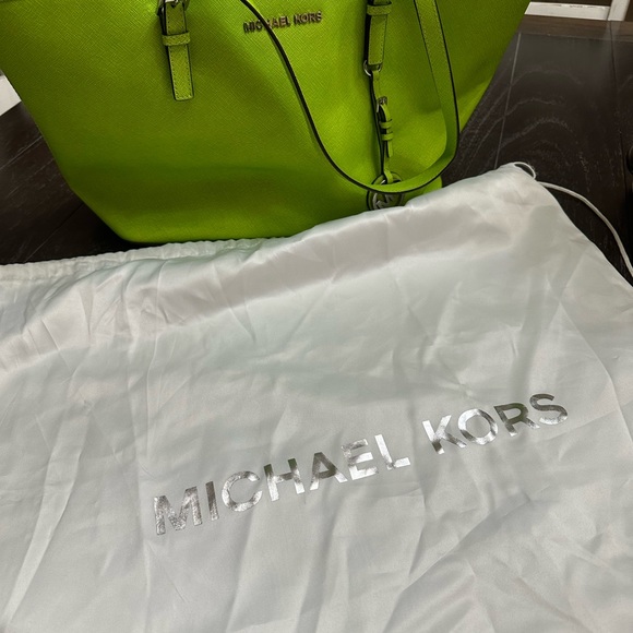 Lime Green Michael Kors tote bag with zipper - Picture 8 of 11